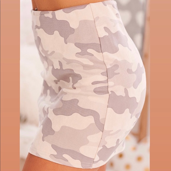 Pink camo mini skirt - Picture 3 of 3